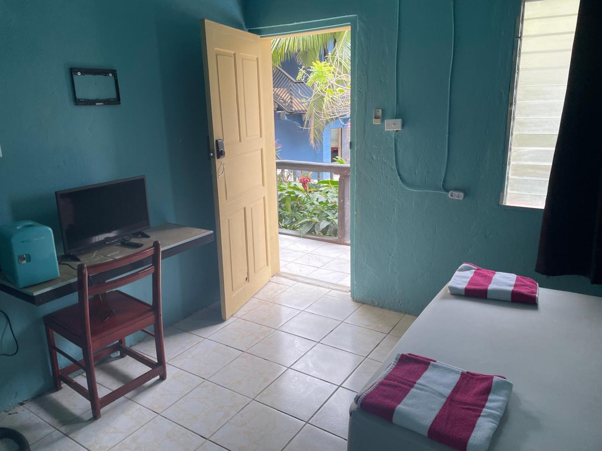 Airport Inn Roatan Ngoại thất bức ảnh