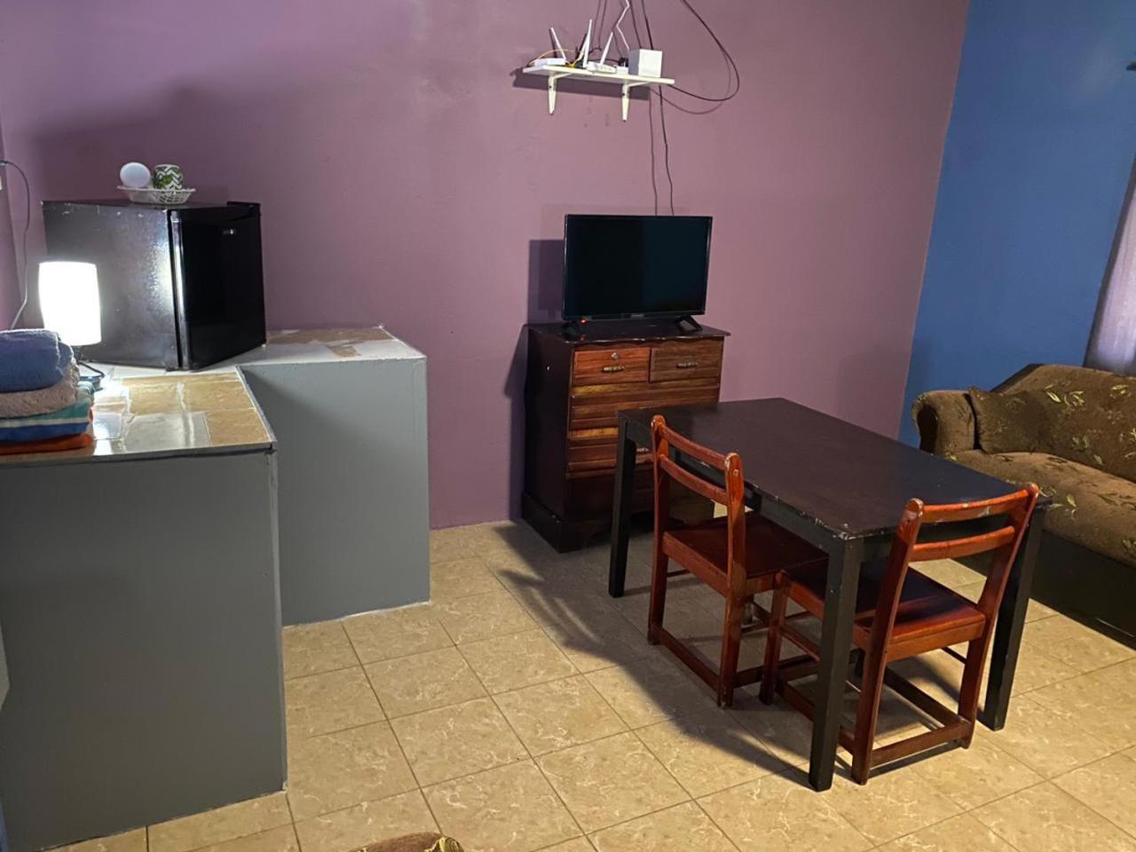 Airport Inn Roatan Ngoại thất bức ảnh