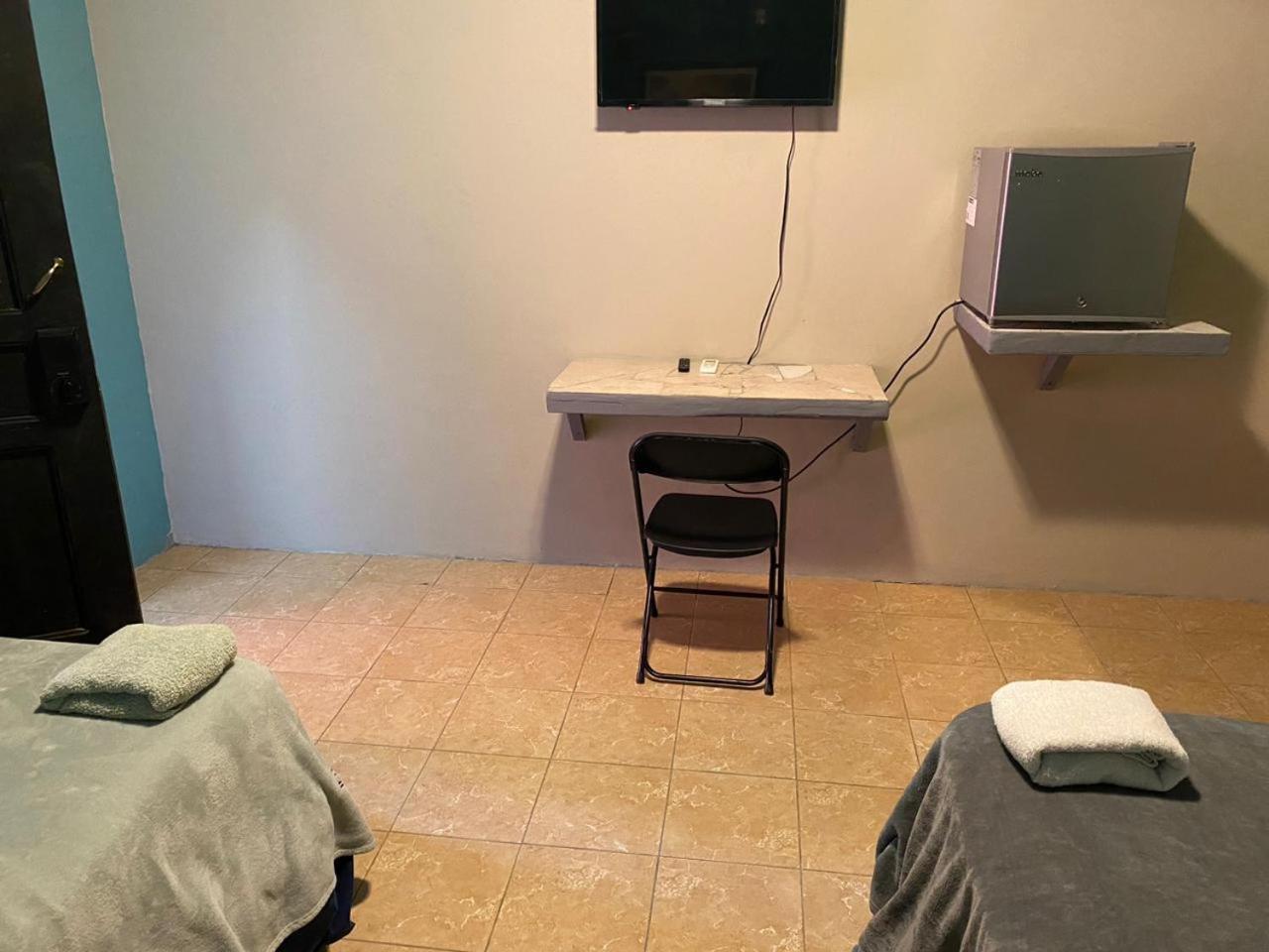 Airport Inn Roatan Ngoại thất bức ảnh
