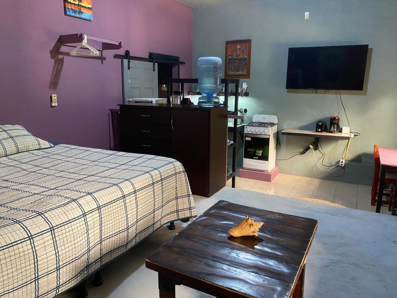 Airport Inn Roatan Ngoại thất bức ảnh